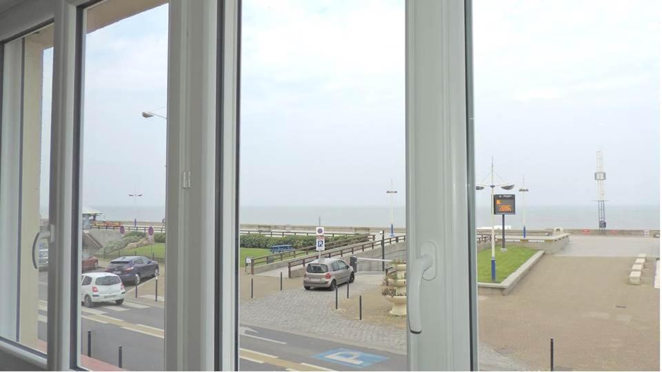 ESPLANADE FRONT DE MER 109 1er Etage Lit fait wifi Parking Le Tréport Extérieur photo